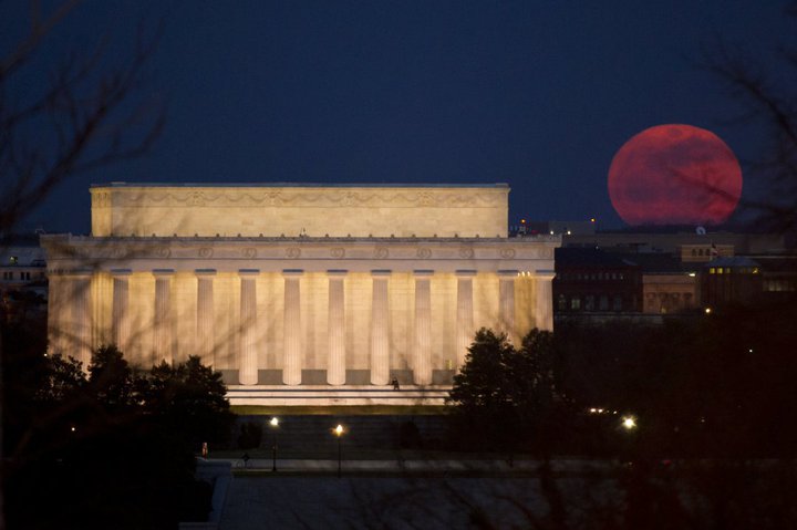 NASA photo of the super perigee moon over the Lincoln Memorial